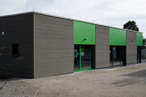 Neubau aus Holzrahmenbauelementen (Wände und Dach) Ausdämmen der Holzrahmenbauelementen mit Zellulose Dämmstoff (ökologischer Dämmstoff aus recyceltem Altpapier) Außenverkleidung Holzleistenschalung aus Weißtanne mit einer Vergrauungslasur vorbehandelt. Über Fenster und Türen wurde die Fassade mit Schichtstoffplatten aufgelockert. (grüne Platten)