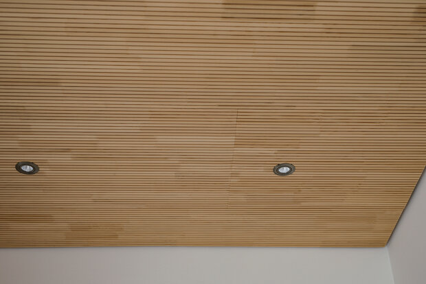 Im Innenbereich wurde eine Akustik-Holzdecke aus Weißtanne verlegt.